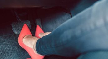 Tacchi, infradito e ciabatte: si può guidare con queste calzature? Il codice della strada è chiaro, ma molti sbagliano