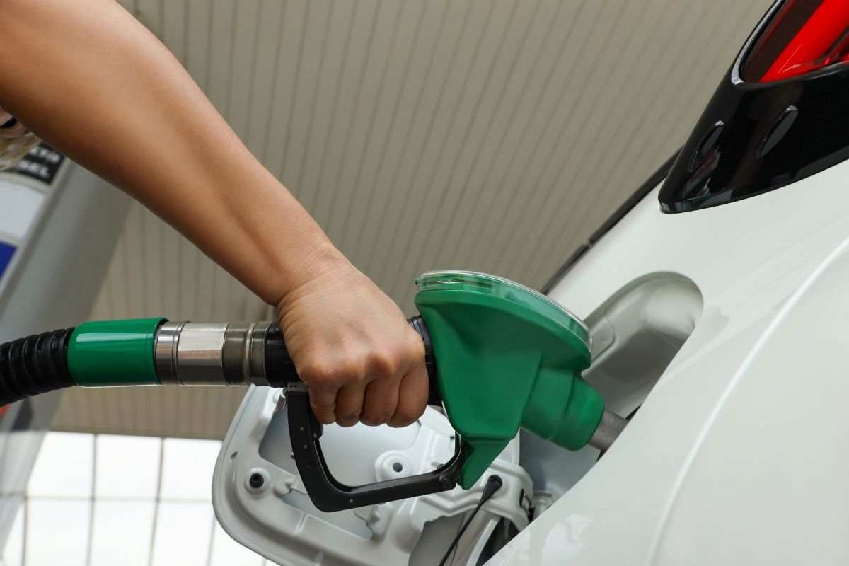 Benzina, il pieno “furbo” vale fino a 50 euro l’anno: ecco dove conviene davvero cambiare distributore