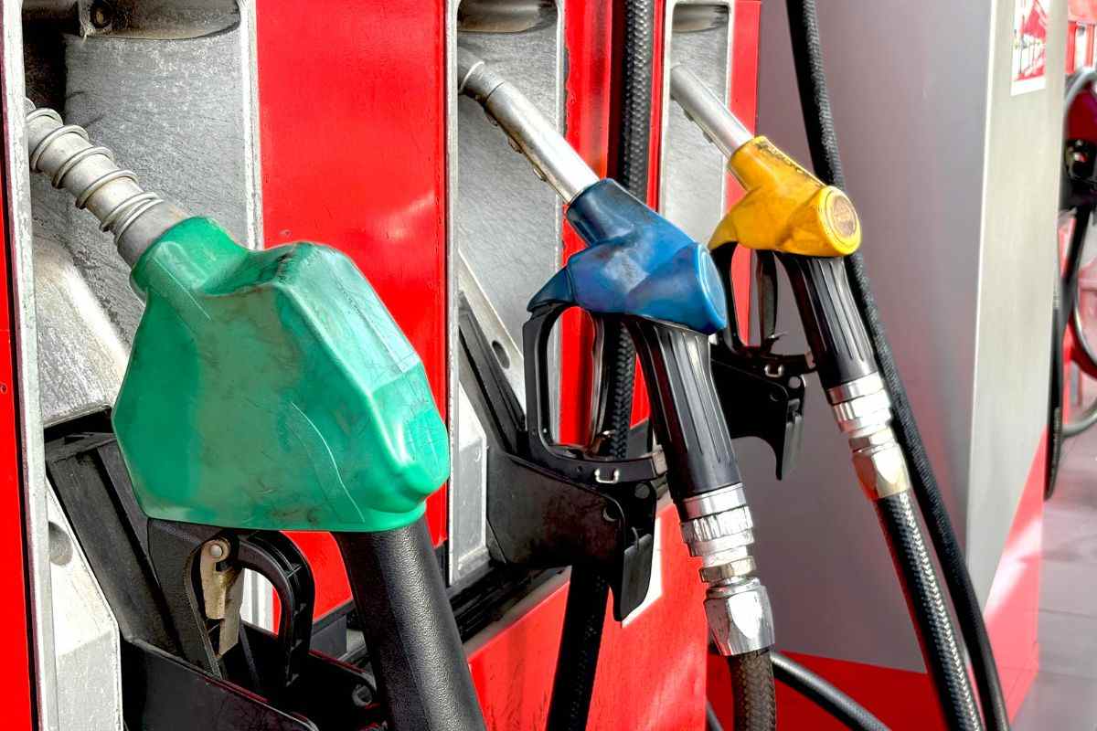 Benzina e diesel, prezzi ancora in calo: il gasolio sfiora i 2 euro al litro