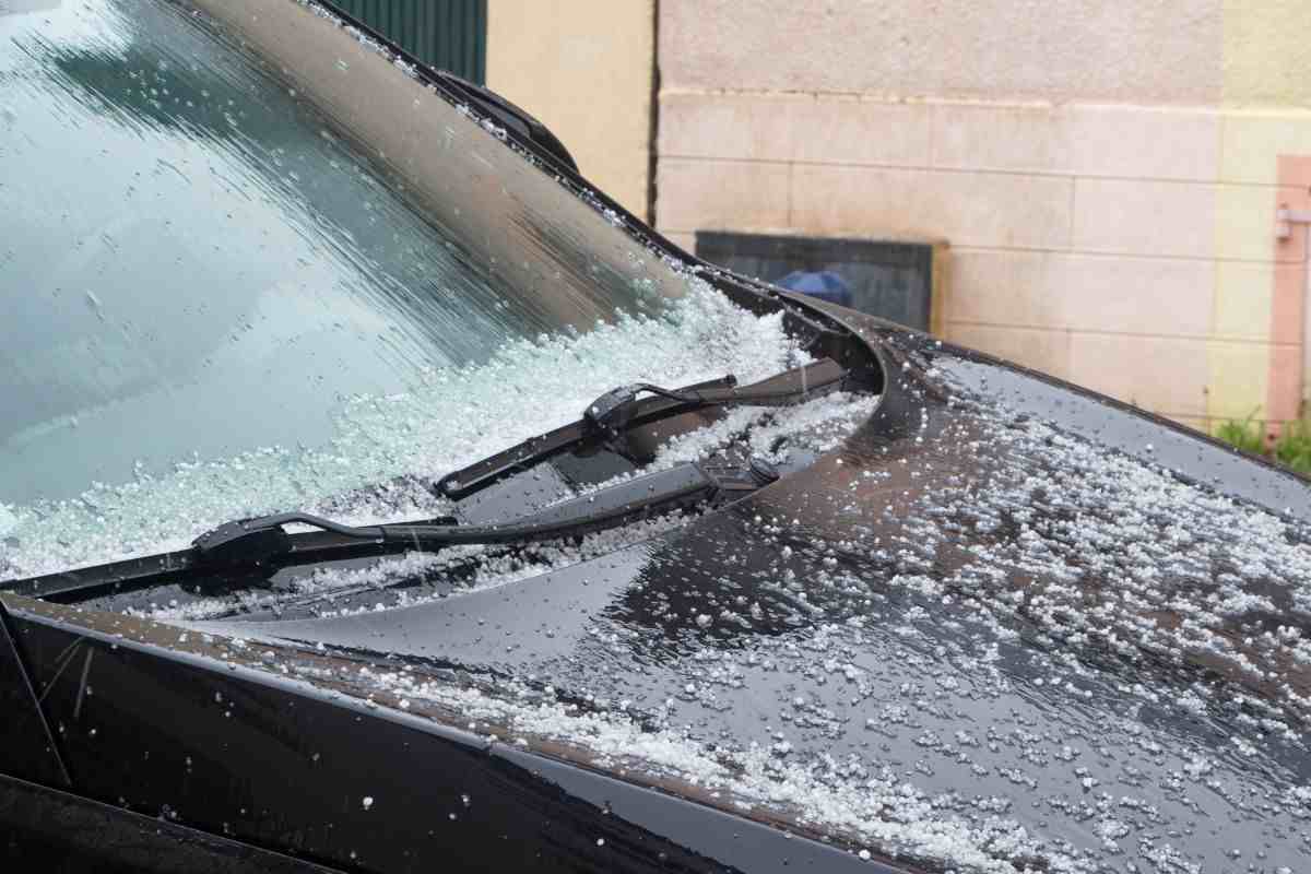 Grandine e auto, attenzione alle polizze “salva carrozzeria”: le clausole che possono tagliare il rimborso
