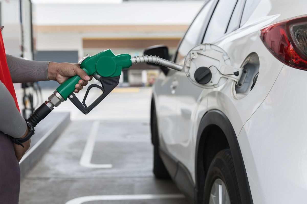 Carburanti, prezzi di nuovo in salita: benzina oltre 1,9 euro e automobilisti sotto pressione